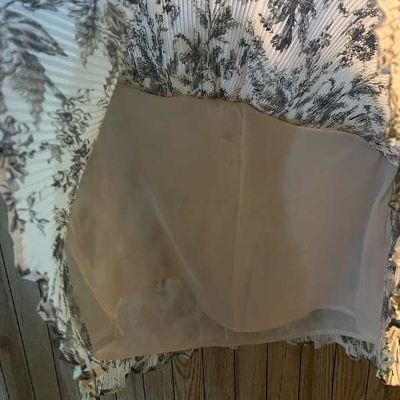 NWT Express Pleated Floral Mini Skirt - Picture 5 of 9